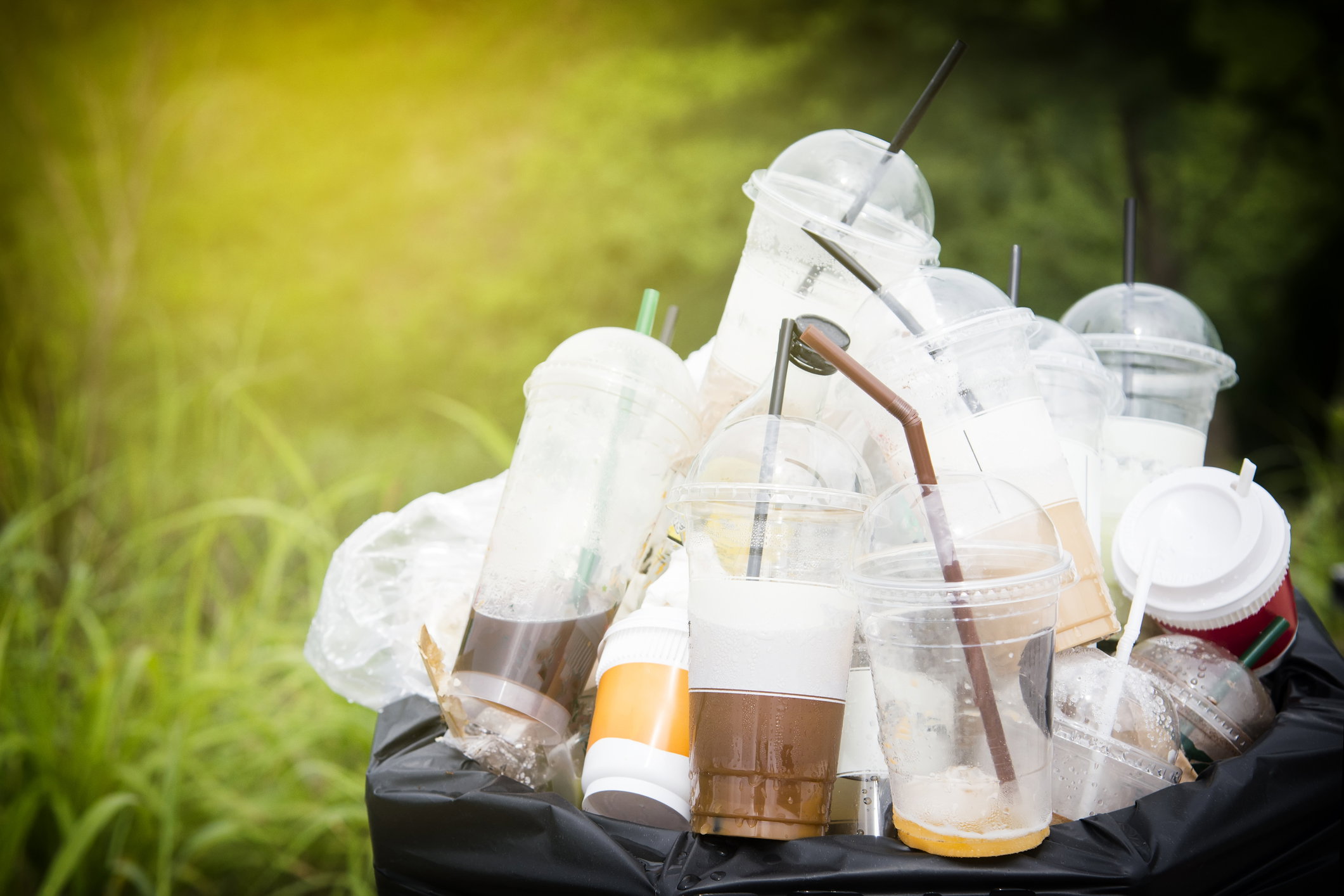 To koniec plastikowych słomek, torebek i sztućców na starym kontynencie. UE finalizuje zakaz jednorazowego plastiku