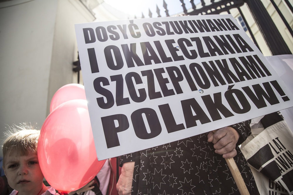 „Ludzie chorują po szczepionkach” kontra „gruba przesada.” Antyszczepionkowy ekspert w sejmie