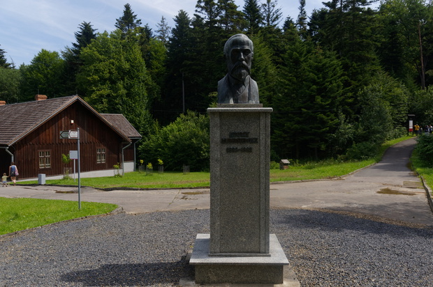 Pomnik Ignacego Łukasiewicza w Bóbrce