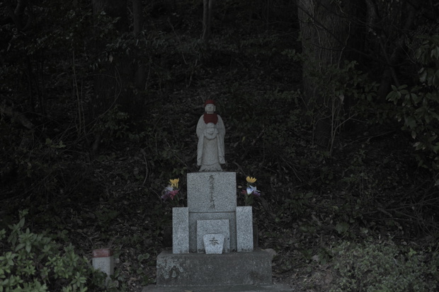 Posąg Jizu stoi na straży przed prawie opuszczoną wioską w prefekturze Yamaguchi. Kapliczki chronią dzieci i podróżnych, którzy są nieobecni na japońskiej wsi