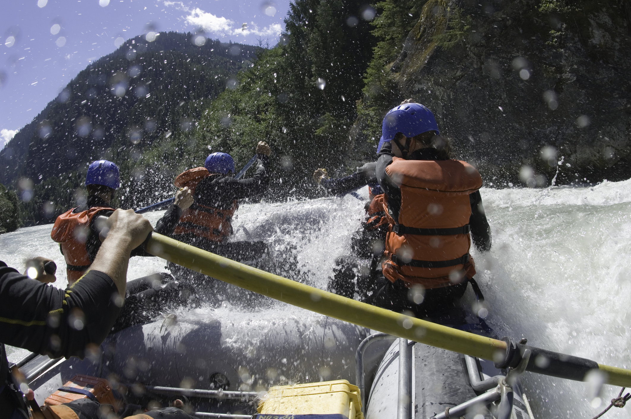 Rafting: co to za sport i jakie ma poziomy trudności? Jak zacząć przygodę z raftingiem? (fot. Getty Images)