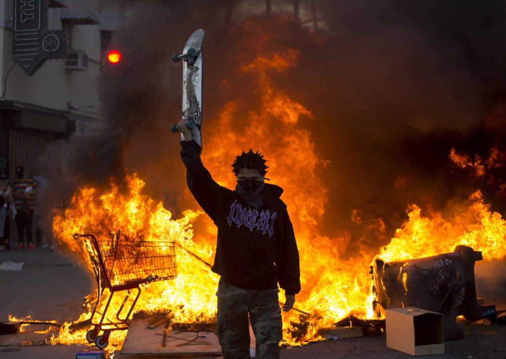 Protestujący w Los Angeles, 30 maj 2020. fot. FR170512 AP/Associated Press/East News