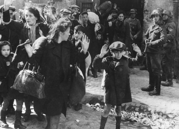 Grupa Żydów wyprowadzana z Getta Warszawskiego, rok 1043 (fot. archiwum Muzeum Powstania Warszawskiego)