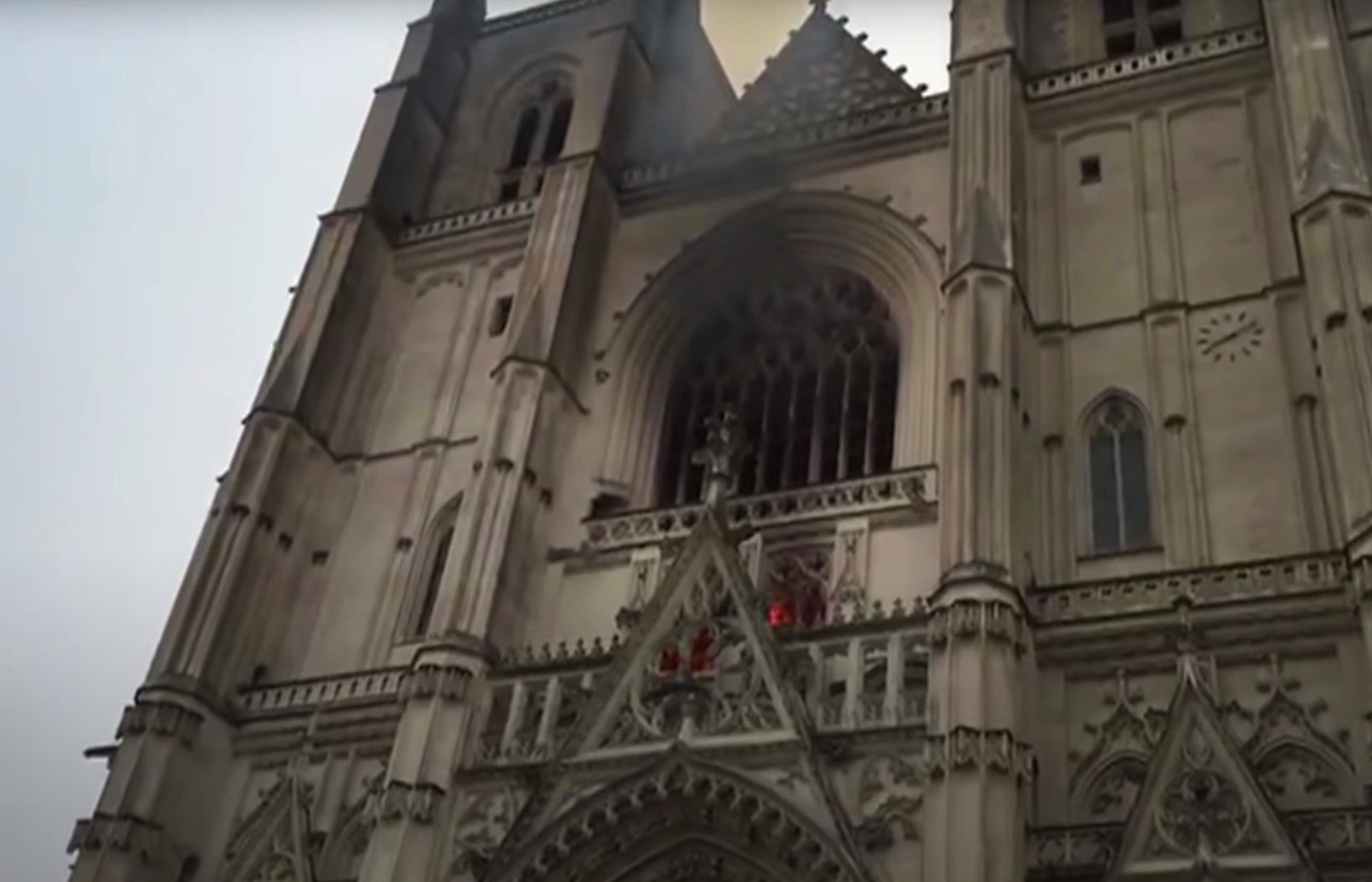 Katedrę w Nantes najpewniej podpalono (fot. YouTube/France 24)