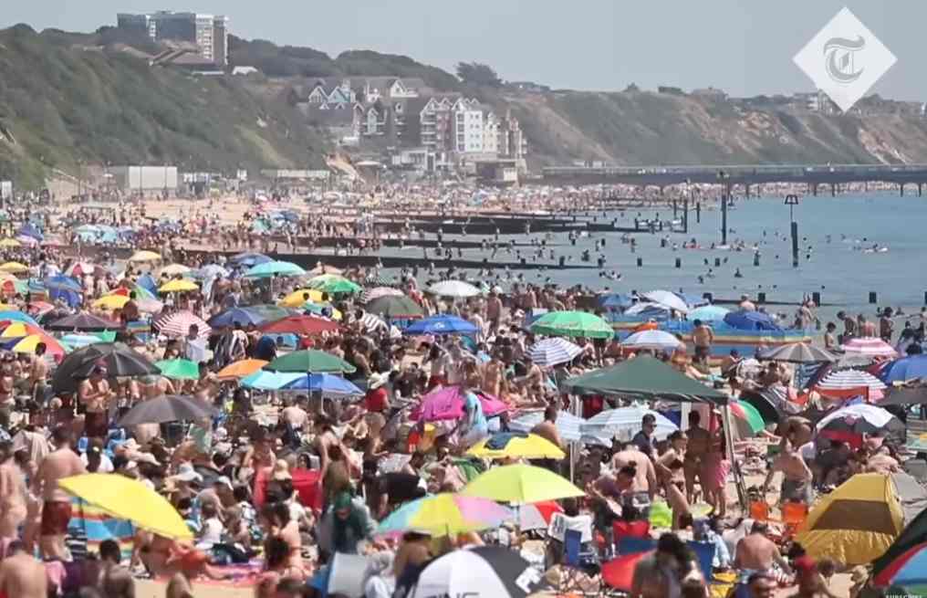 Stan wyjątkowy na południu Wielkiej Brytanii. Tysiące zignorowały zakaz plażowania  fot. The Telegraph/YT