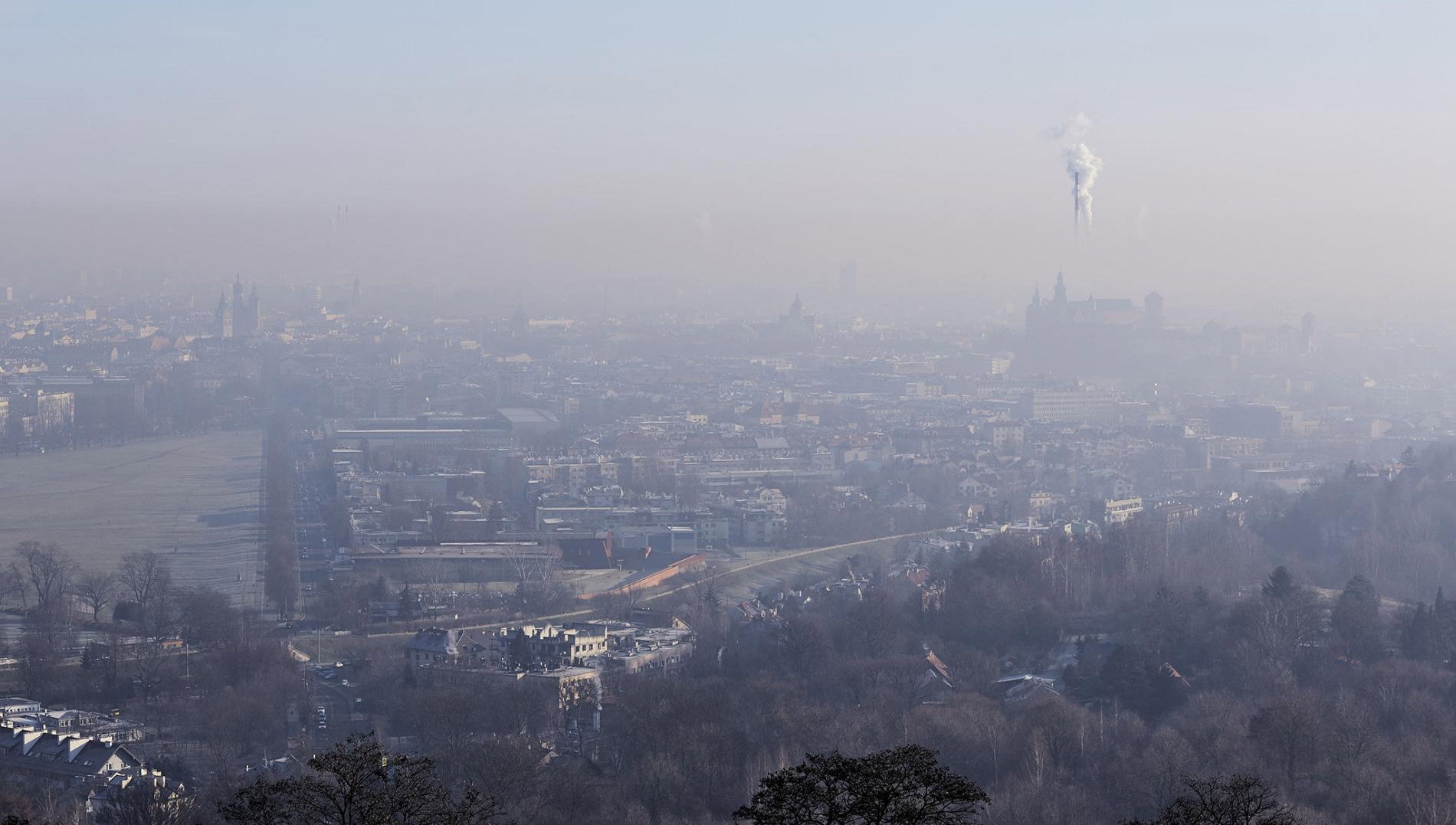 Elektrownie, przemysł i inne działania emitujące dwutlenek węgla ograniczały produkcję gazów cieplarnianych podczas blokad związanych z koronawirusem. (Photograph by Bartek Sadowski, Bloomberg/Getty Images)