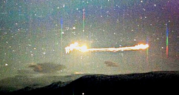 Światła z Hessdalen to niewątpliwie jedno z najbardziej tajemniczych dziwnych zjawisk na niebie (fot. amatorskie zdjęcie świateł/za Wikipedia)
