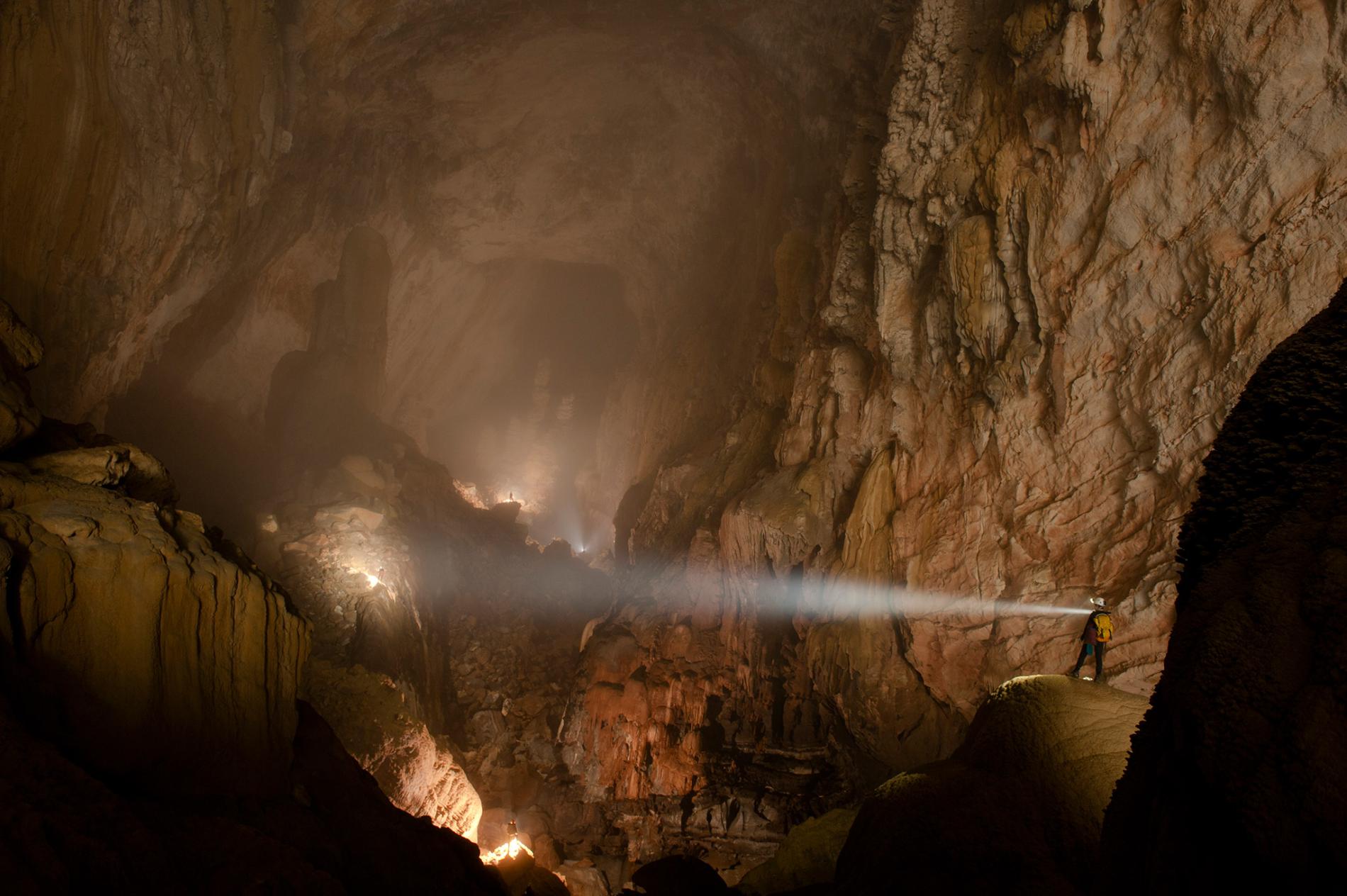 Hang Son Doong, położona w parku narodowym Phong Nha Ke Bang w Wietnamie, może być największą jaskinią na świecie (Photograph by Carsten Peter, Nat Geo Image Collection)