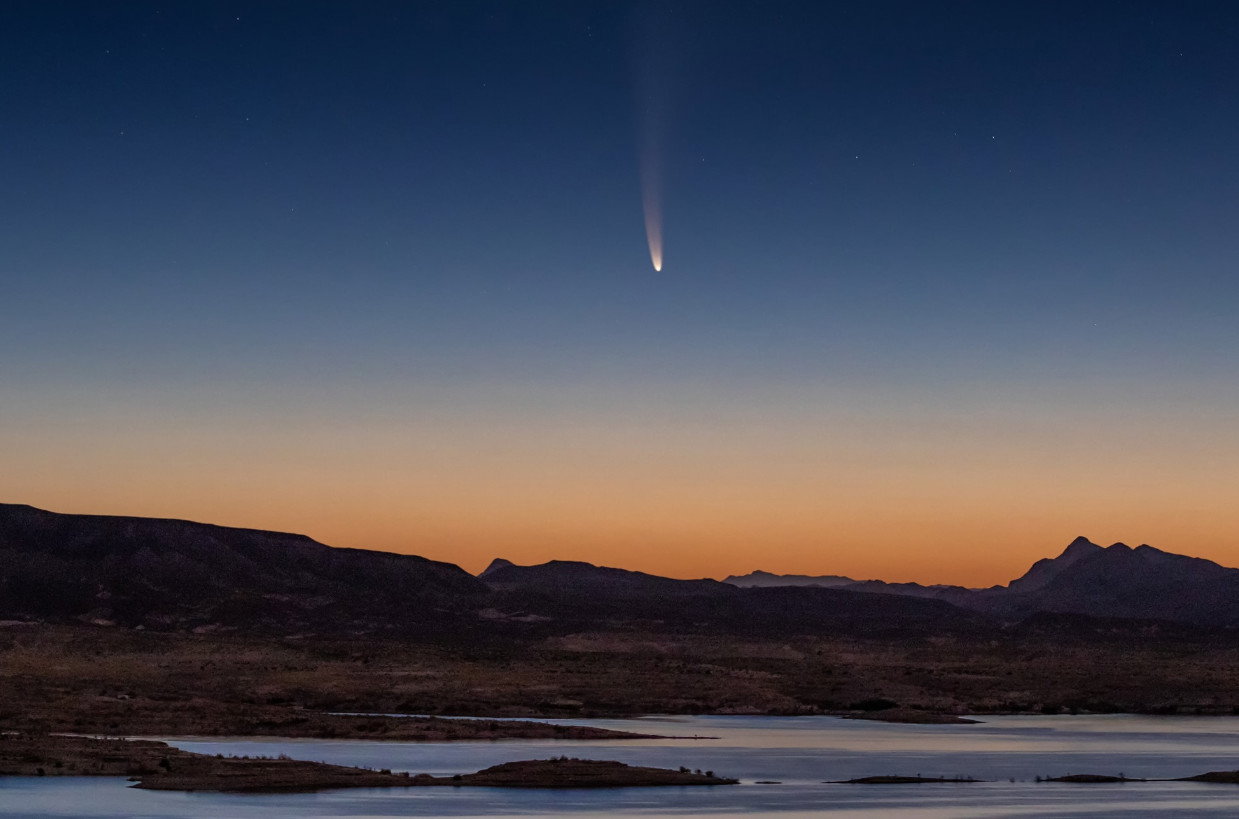 Kometa NEOWISE nad jeziorem Mead na pograniczu stanów Nevada i Arizona w USA (fot. Facebook/US National Weather Service Las Vegas Nevada)