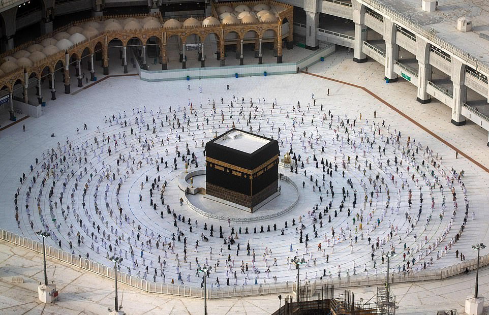 Muzułamańscy pielgrzymi zachowują dystans społeczny (Saudi Ministry of Media via Getty Images)