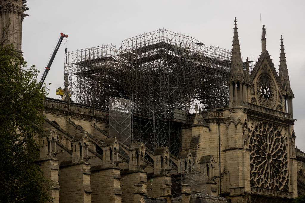 Pożar Katedry Notre Dame uwolnił do atmosfery szkodliwe związki ołowiu (Photo by Nicolas Liponne/NurPhoto via Getty Images)