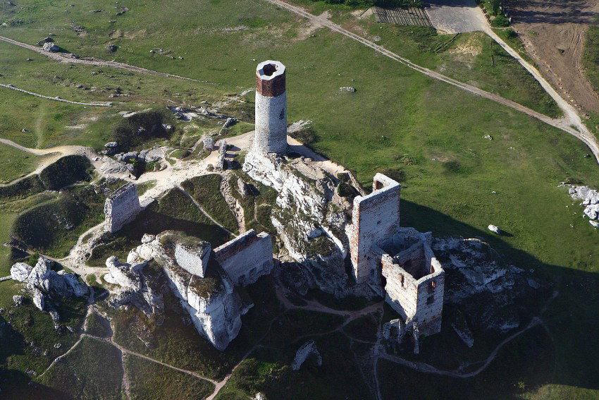 Ruiny zamku w Olsztynie na terenie Jury Krakowsko-Częstochowskiej (fot. Wikimedia/Chemik/ CC BY-SA 3.0 pl)