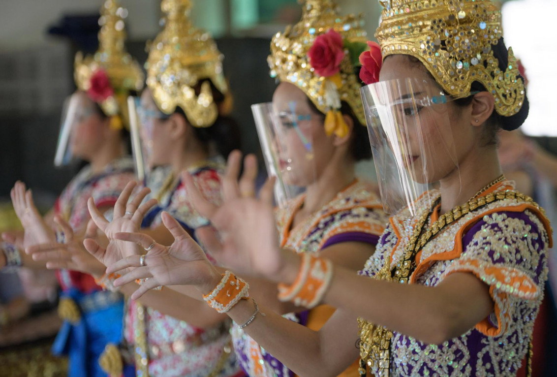 Tradycyjne tajskie tancerki w Sanktuarium Erawan w centrum Bangkoku wykonują ceremonialny taniec na prośbę wiernego modlącego się do Phra Phrom, jak znany jest w Tajlandii hinduski bóg Brahma. (Photographs by Sirachai Arunrugstichai)