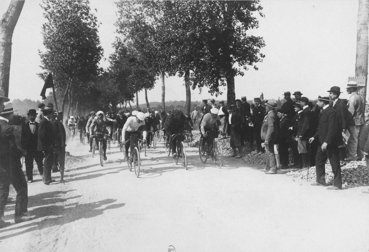 Pierwszy wyścig rowerowy Tour de France odbył się w lipcu 1903 roku. Spośród 60 zawodników, tylko 21 ukończyło wyczerpującą trasę 1500 mil. Organizator turnieju Henri Desgrange powiedział, że idealny Tour de France byłby tak trudny, że ukończyłby go tylko