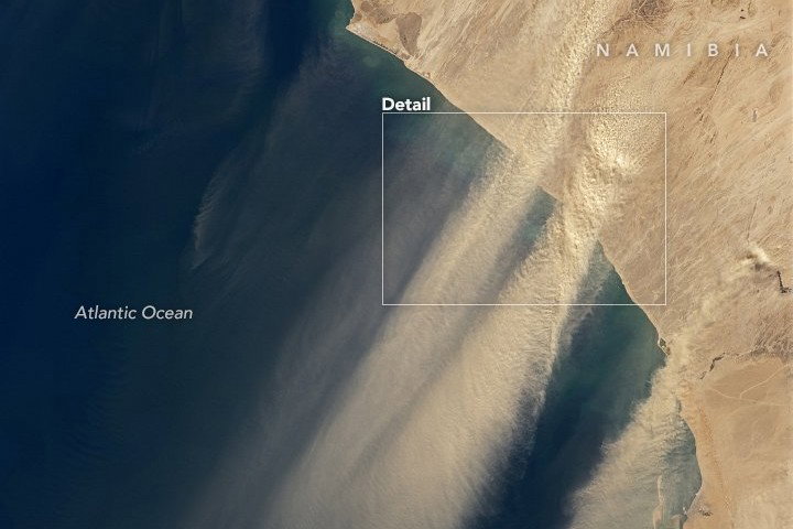 Ogromna chruma pyłu i piasku nad Atlantykiem (fot. USGS/Landsat 8/OLI)