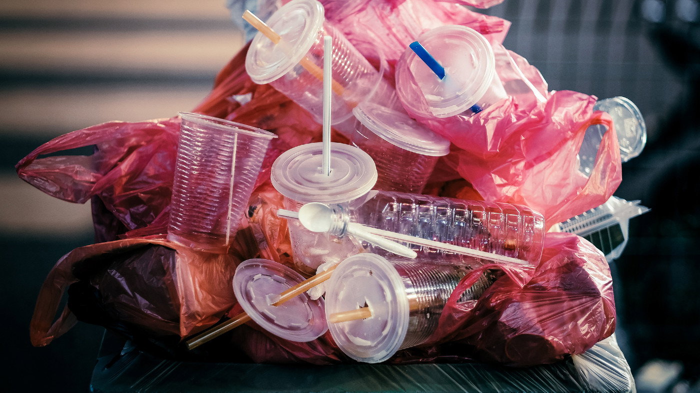 W Anglii rocznie zużywa się około 4,7 miliarda plastikowych słomek (fot. Getty Images)