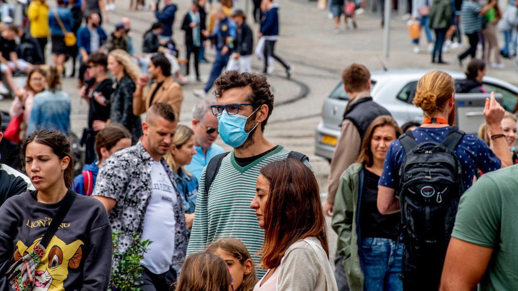 Zakażenie koronawirusem SARS-CoV-2 mogło przejść nawet 10 proc. wszystkich ludzi na świecie (fot. Robin Utrecht/SOPA Images/LightRocket via Getty Images)