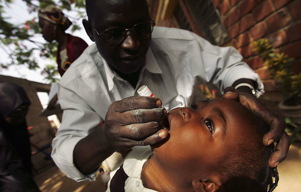 Polio oficjalne pokonane w Afryce (Photo by Chris Hondros/Getty Images)