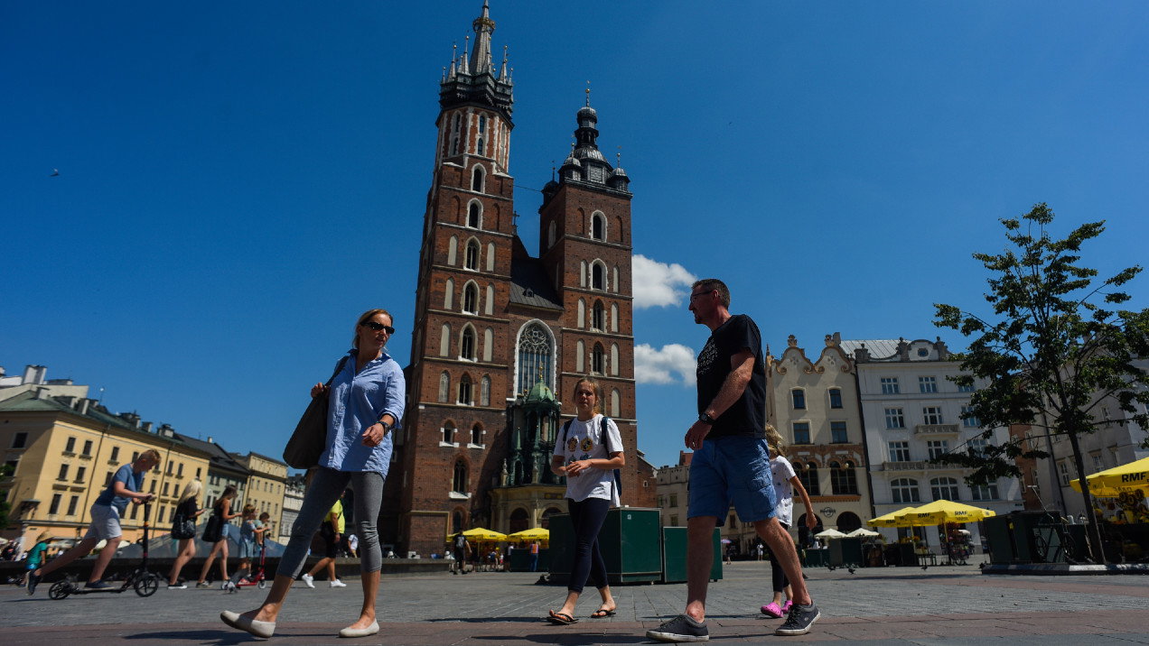 Kraków apeluje do mieszkańców i turystów o dostosowanie się do nowych zaleceń (fot. Getty Images)