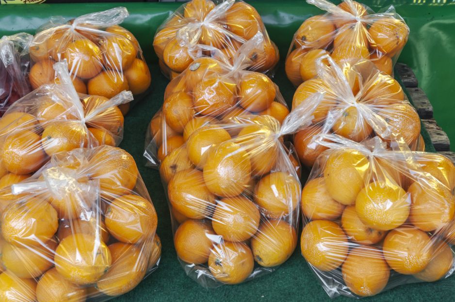 Zakaz sprzedaży owoców i warzyw plastikowych opakowaniach