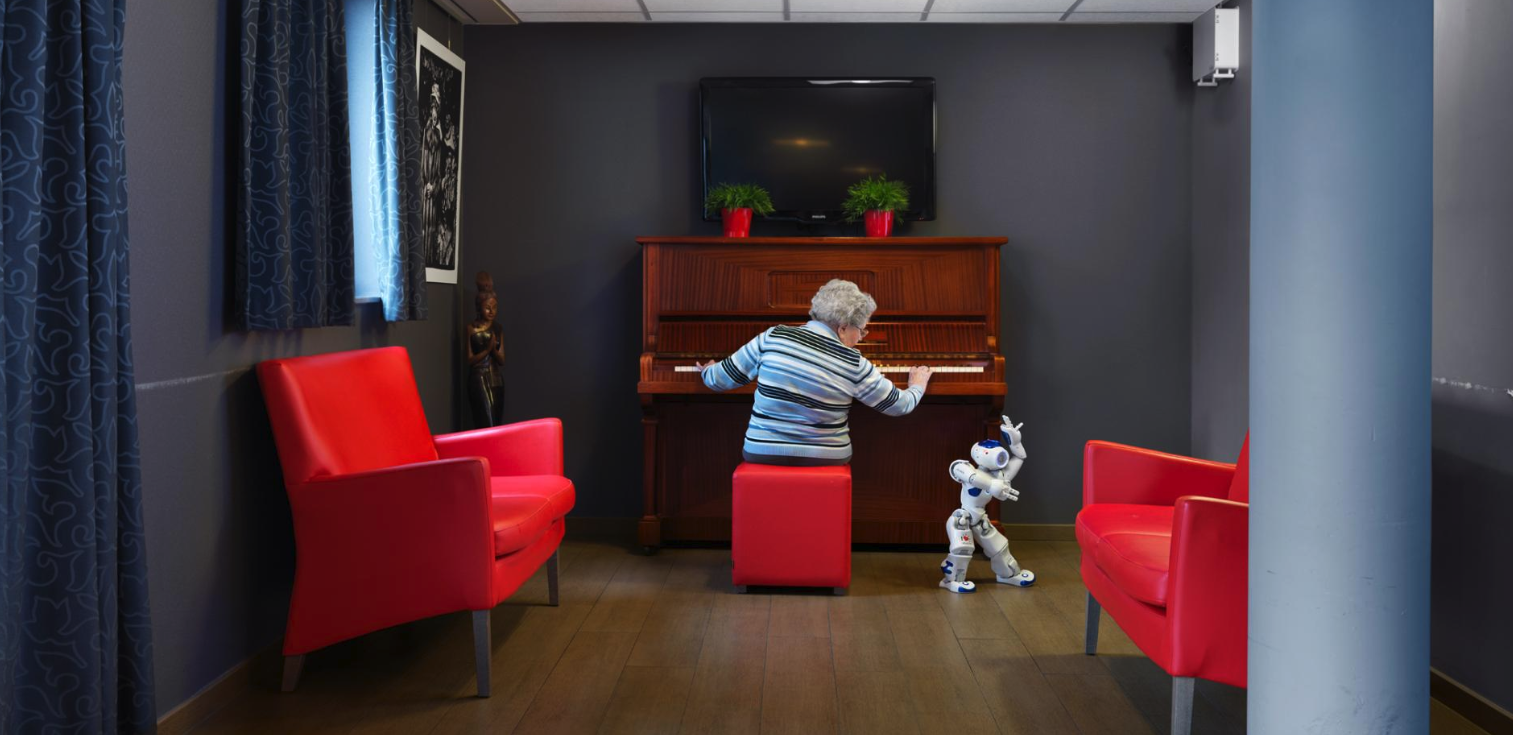 94-latka chciała robota, który tańczyłby podczas gdy ona gra na pianinie
