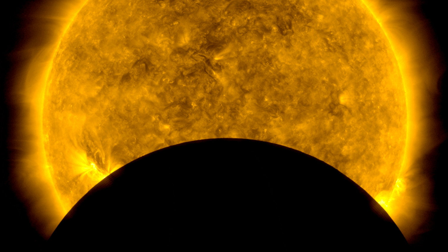 Tranzyt Księżyca trwał ok. 50 minut (Credits: NASA’s Goddard Space Flight Center/SDO/Joy Ng)