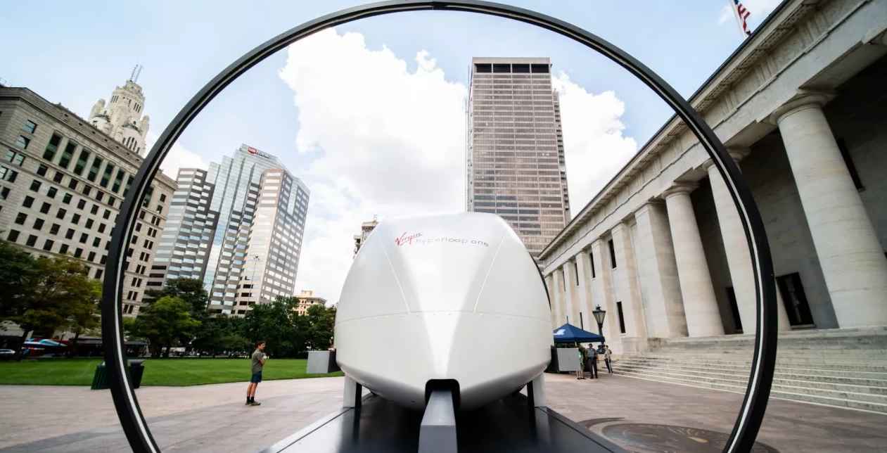 Kapsuła Hyperloop została także wystawiona do zwiedzania, na pierwsze komercyjne rejsy musimy poczekać (fot. Virgin Hyperloop)
