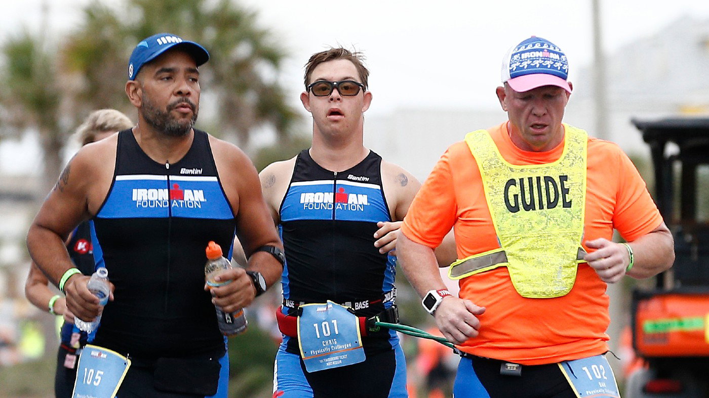 Chris Nikic został pierwszym w historii zawodnikiem z zespołem Downa, który ukończył bieg Ironman (fot. Getty Images)