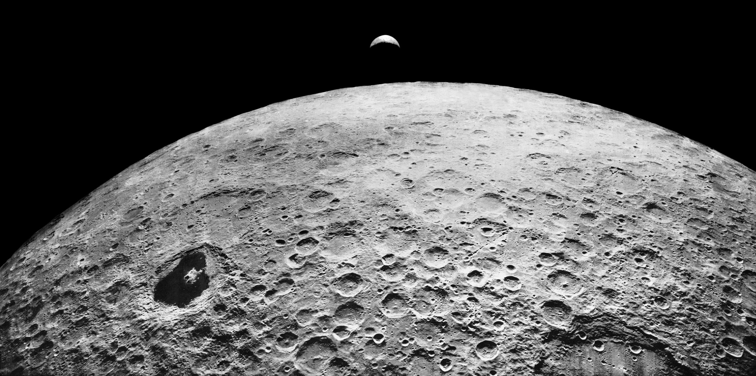 Obserwacja widma powierzchni asteroida sugeruje, że może być  ona częśćią naszego Księżyca (fot. Getty Images)