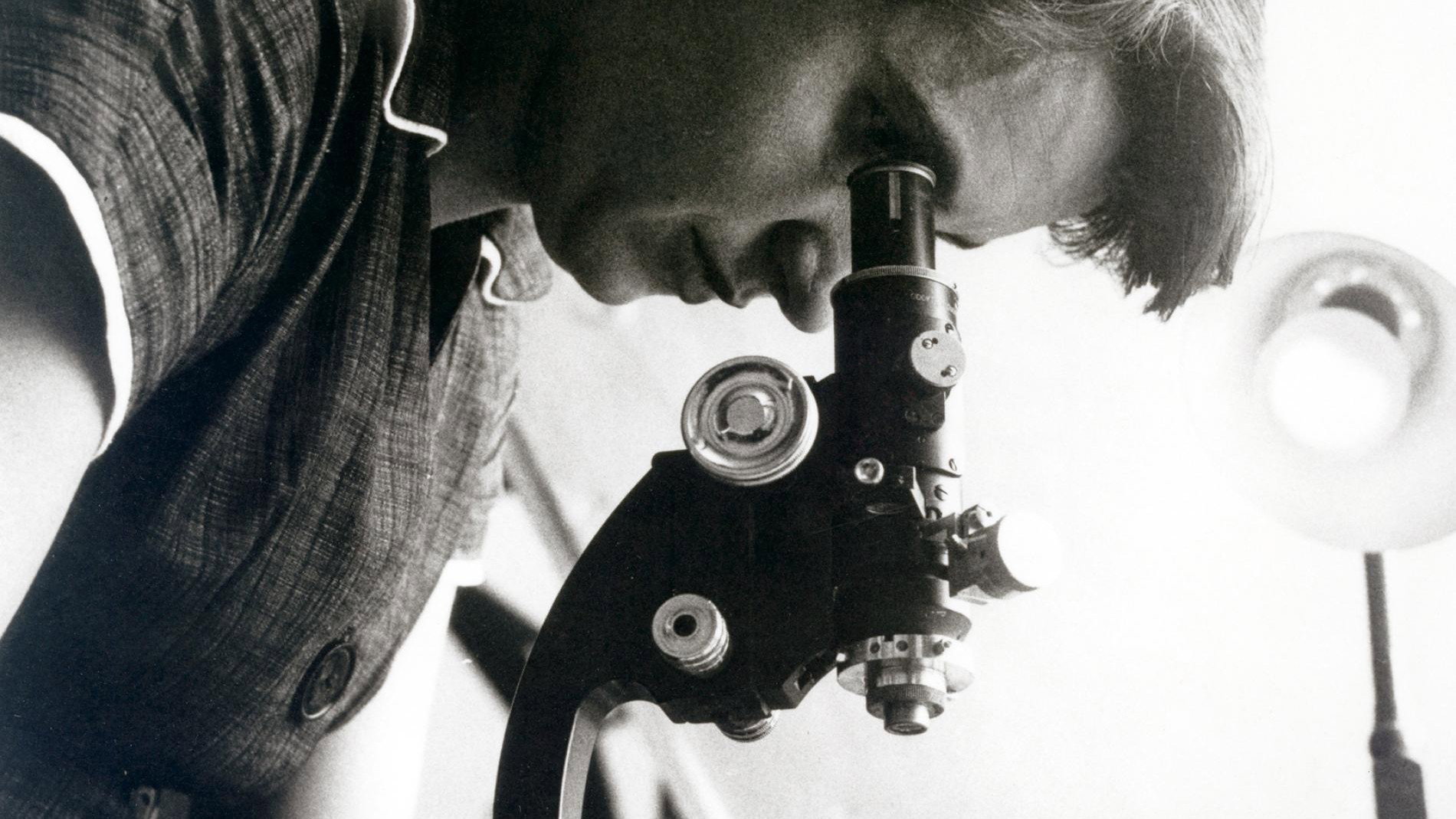 Pomimo ogromnego postępu w ostatnich dziesięcioleciach, kobiety nadal muszą zmagać się z uprzedzeniami wobec nich w nauce (PHOTOGRAPH FROM SCIENCE SOURCE)