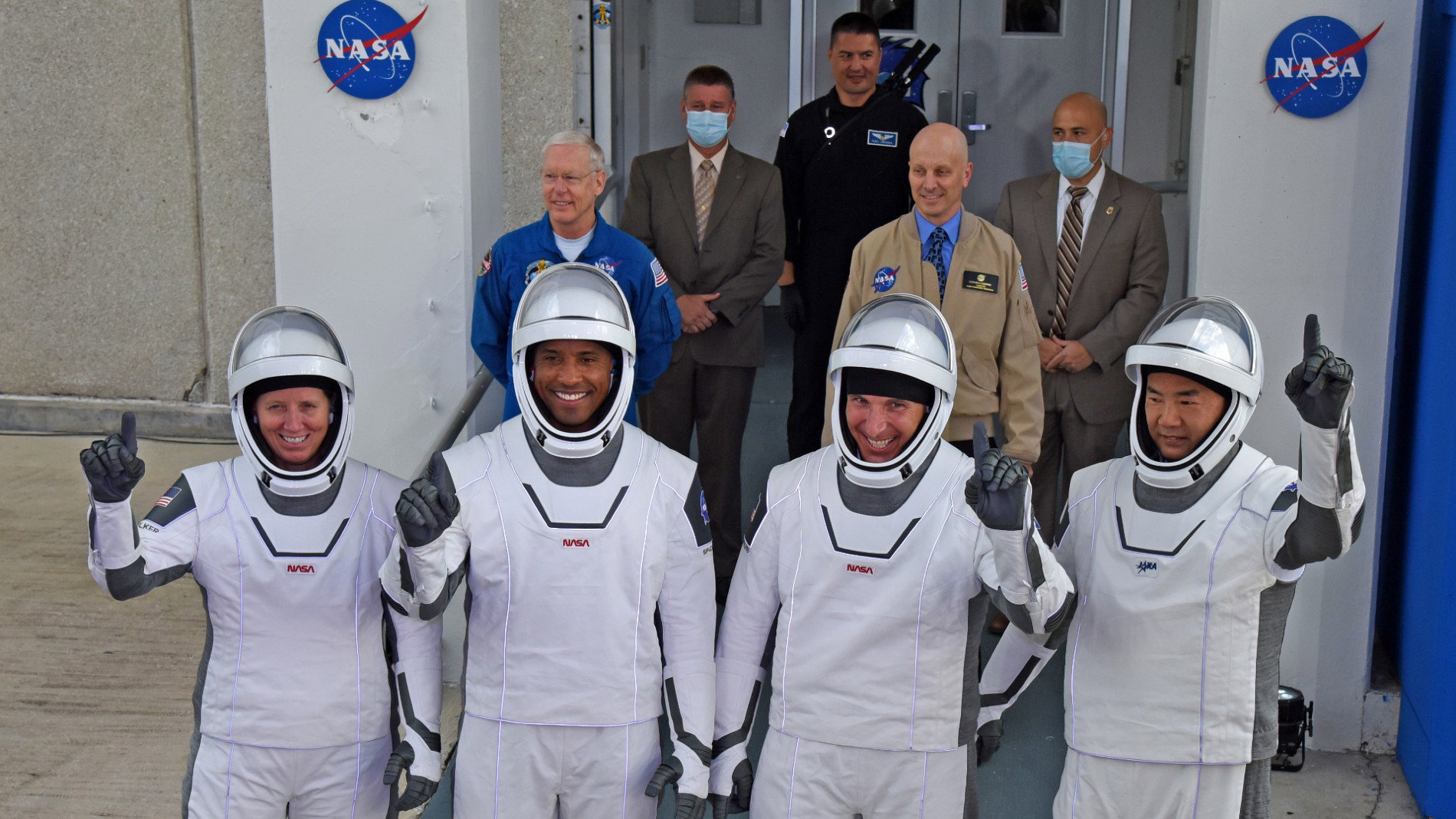 Astronautka i specjalistka Shannon Walker, pilot Victor Glover, komandor Mike Hopkins i specjalista z Japan Aerospace Exploration Agency (JAXA), astronauta Soichi Noguchi (Photo by Red Huber/Getty Images)