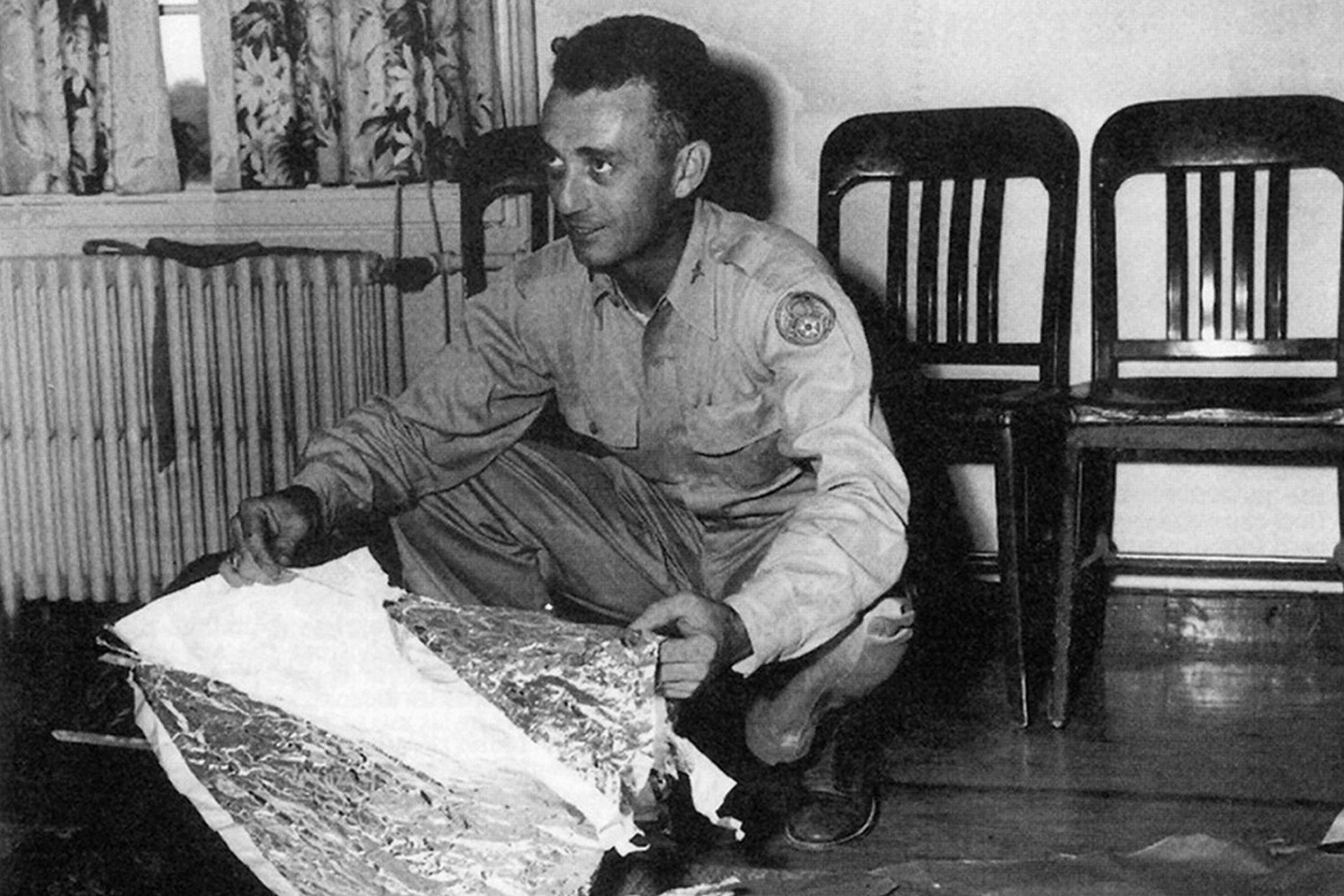 Jesse Marcel z materiałem znalezionym na pustyni (Photo by: Universal History Archive/ Universal Images Group via Getty Images)