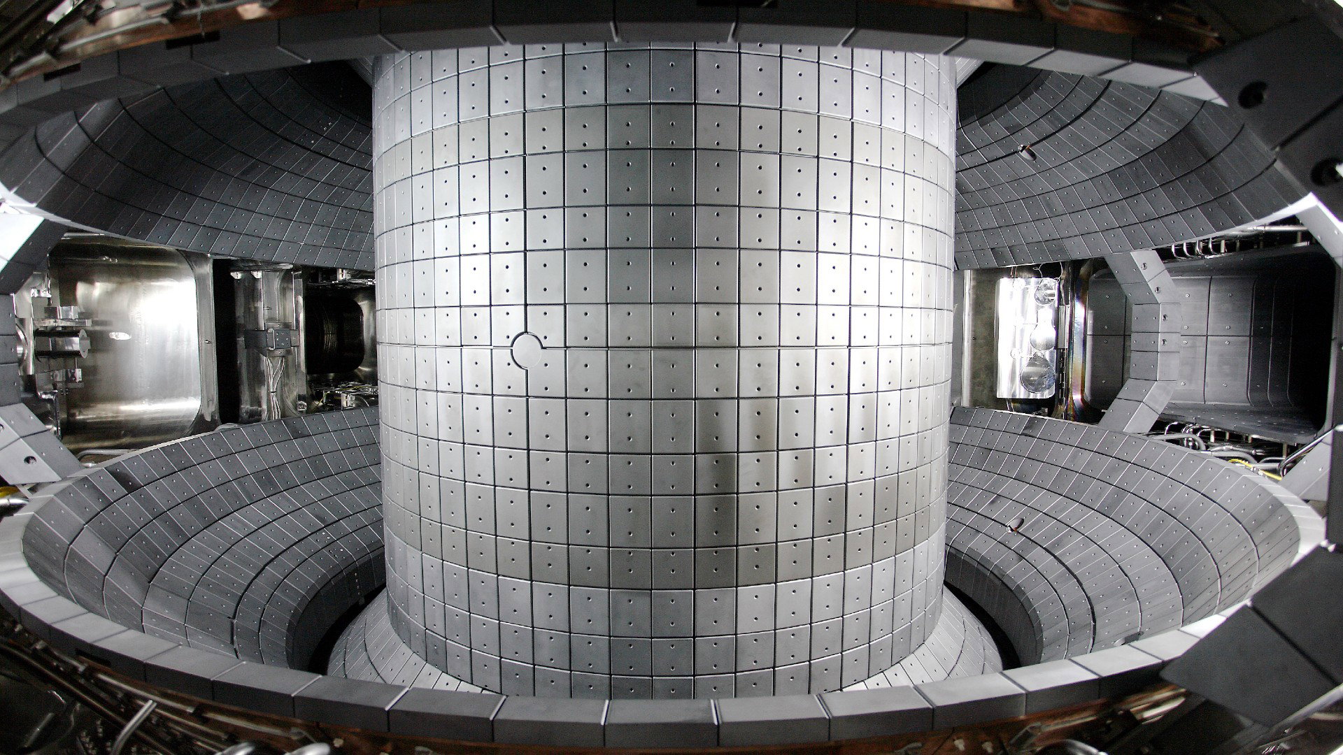 Sztuczne Słońce to ogromny reaktor, na razie pożera więcej energii niż jest w stanie wytworzyć (fot. Korea Institute of Fusion Energy)