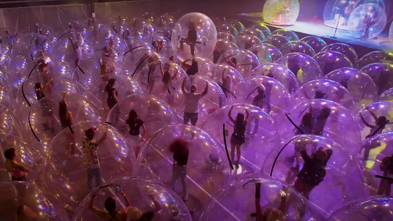 Jeden z "bańkowych koncertów" zespołu Flaming Lips  (fot. YouTube/flaminglips)