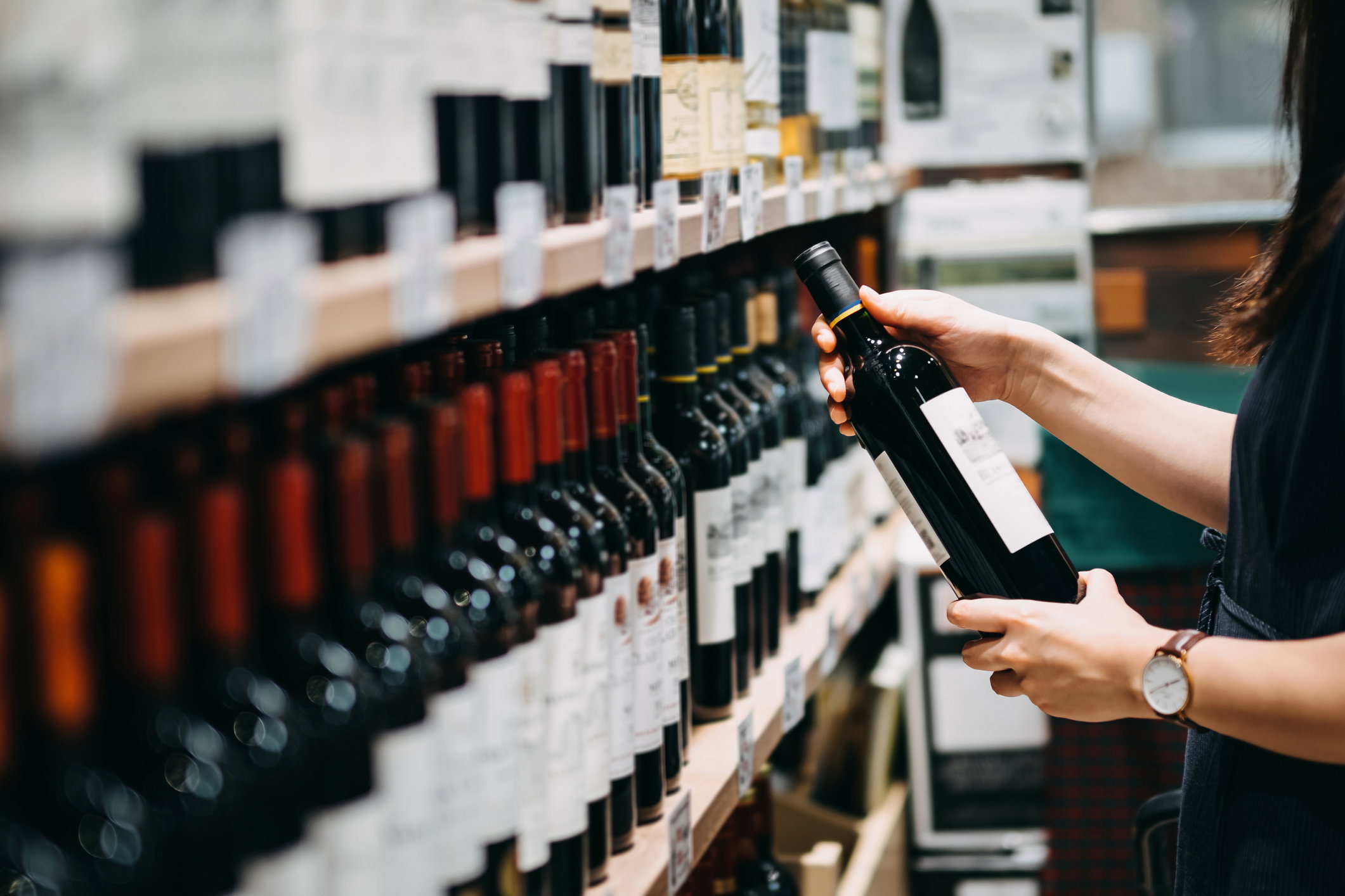 Alkohol wciąż pozostaje najłatwiej dostępną i najpowszechniejszą używką (fot. Getty Images)