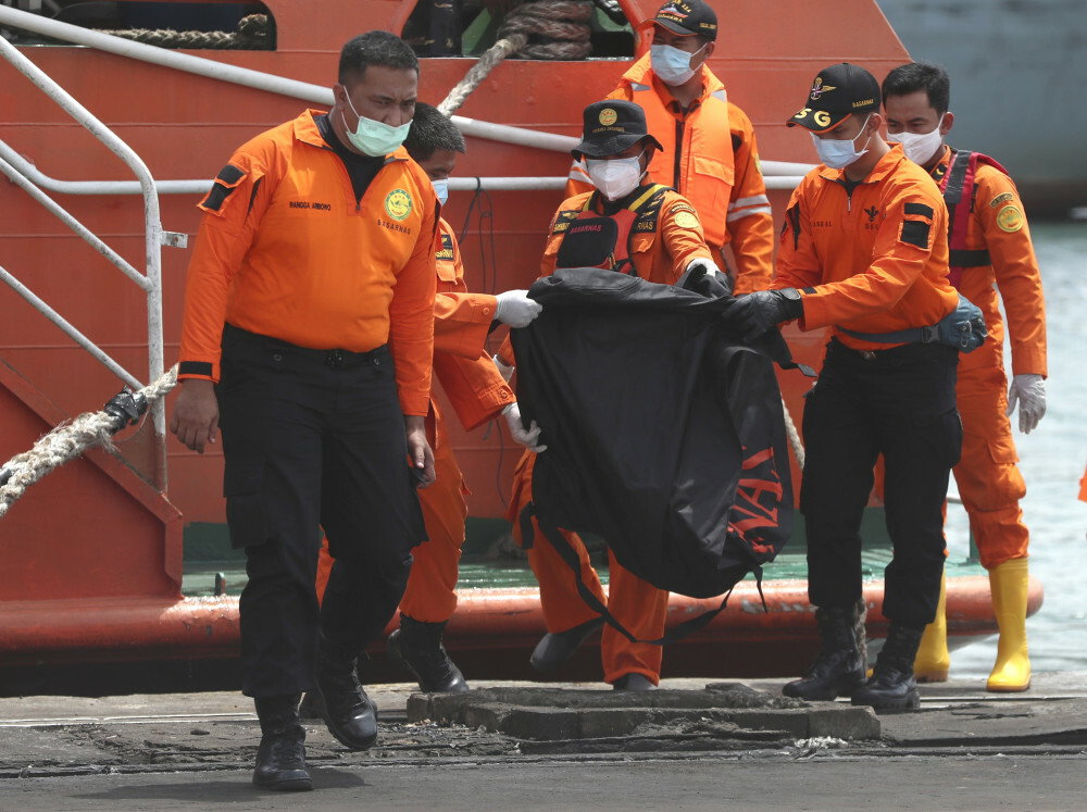 Ratownicy niosą szczątki znalezione w wodach wokół miejsca, w którym samolot pasażerski Sriwijaya Air rozbił się w porcie Tanjung Priok w Dżakarcie w Indonezji