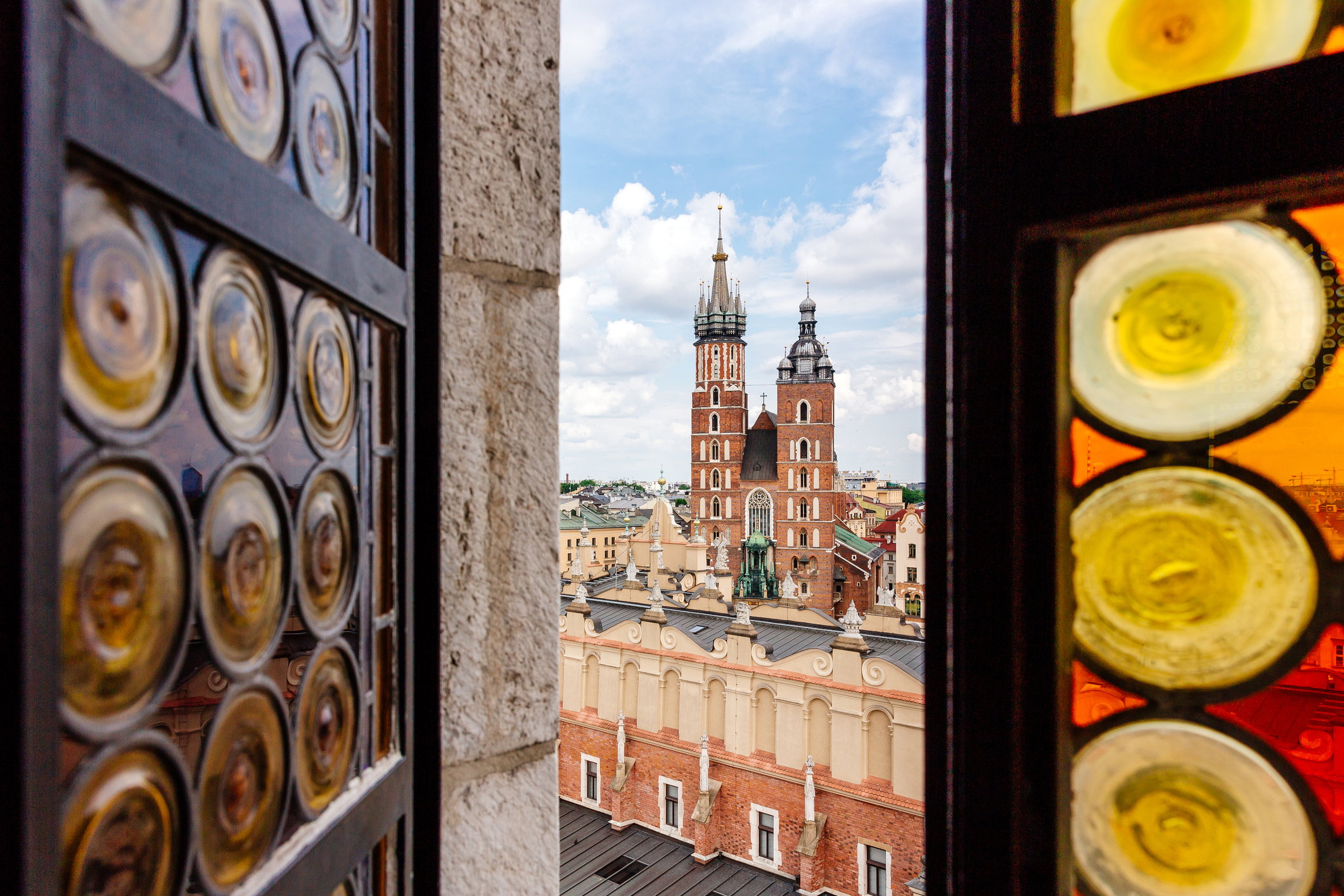 Hejnał z wieży Mariackiej wygrywany jest co godzinę przez całą dobę (fot. Getty Images)