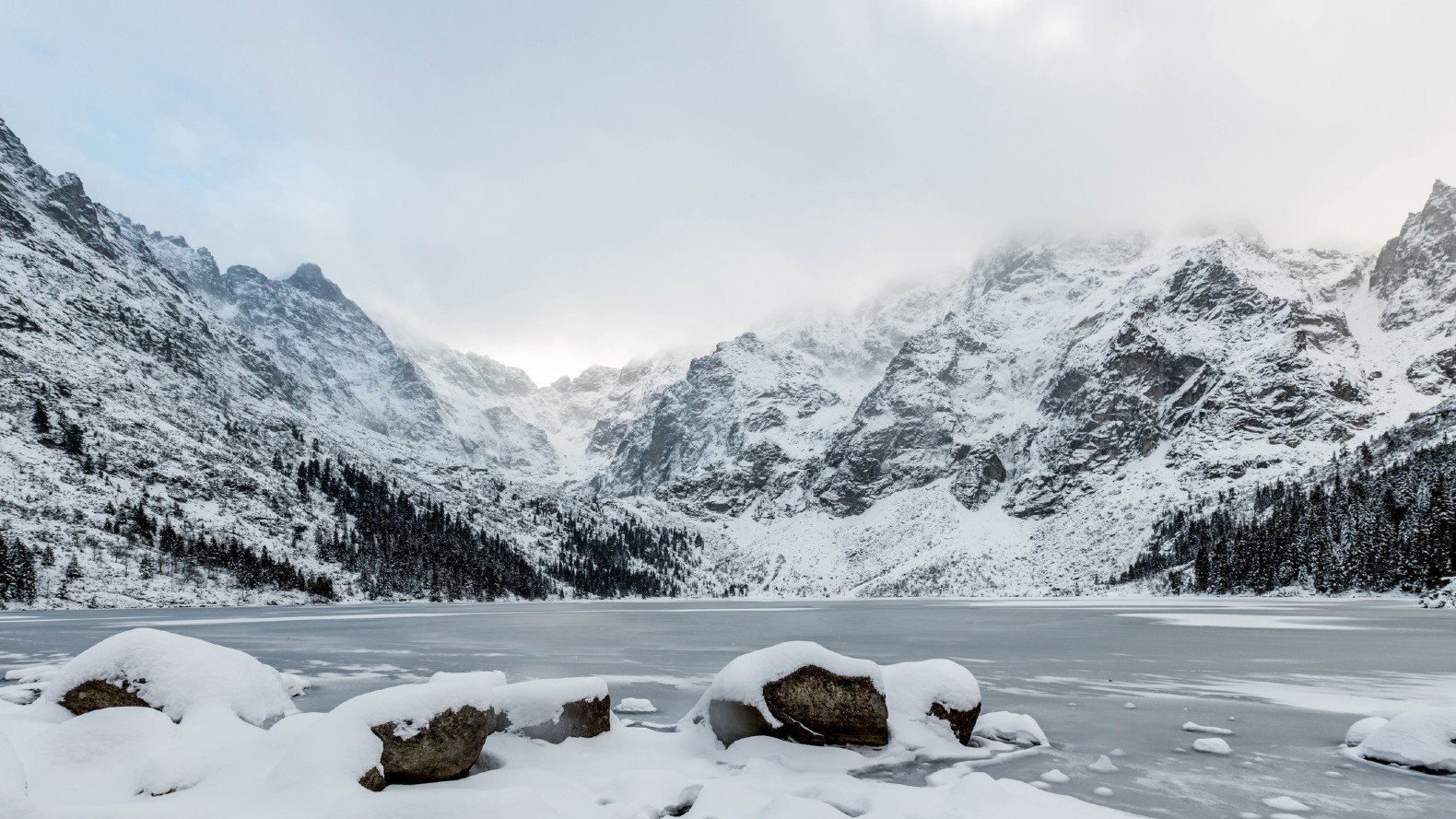 Lód na Morskim Oku wciąż jest zbyt cienki, by po nim spacerować (fot. Getty Images)