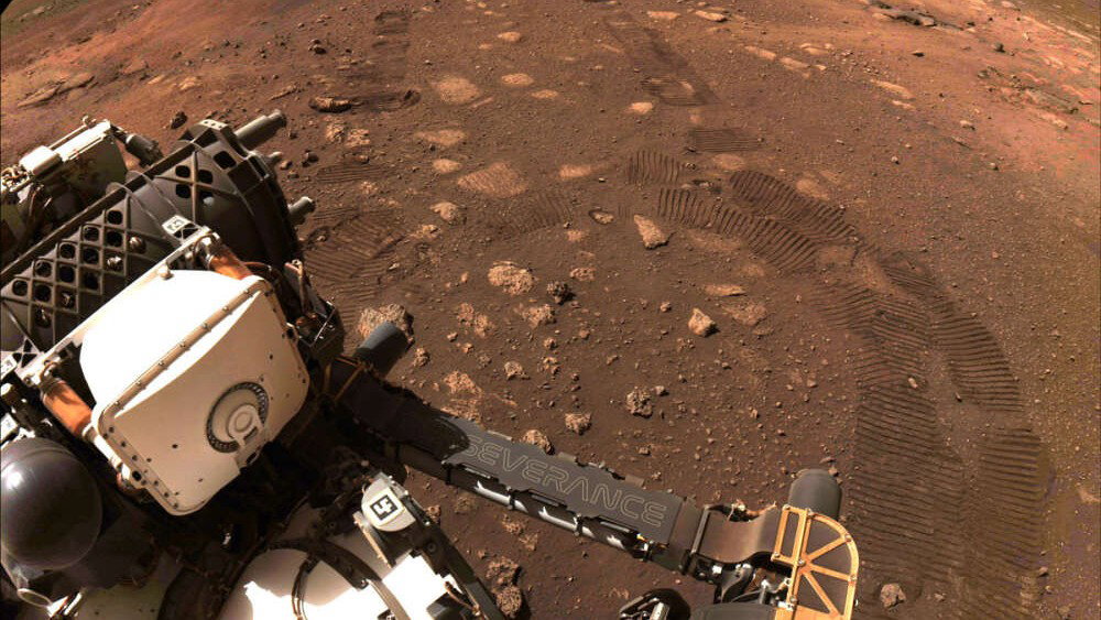 Ślady kół pozostawione przez łazik (fot. NASA)