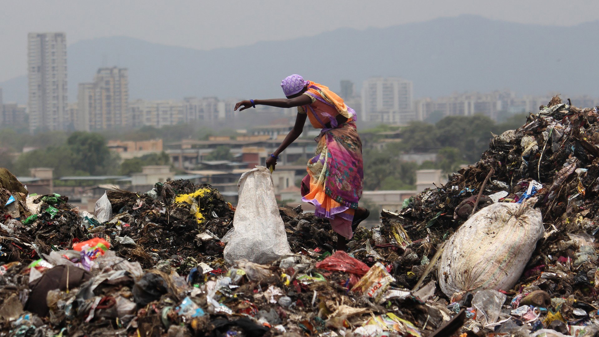 Już dziś śmieci zalewają Indie (fot. Himanshu Bhatt/NurPhoto via Getty Images)