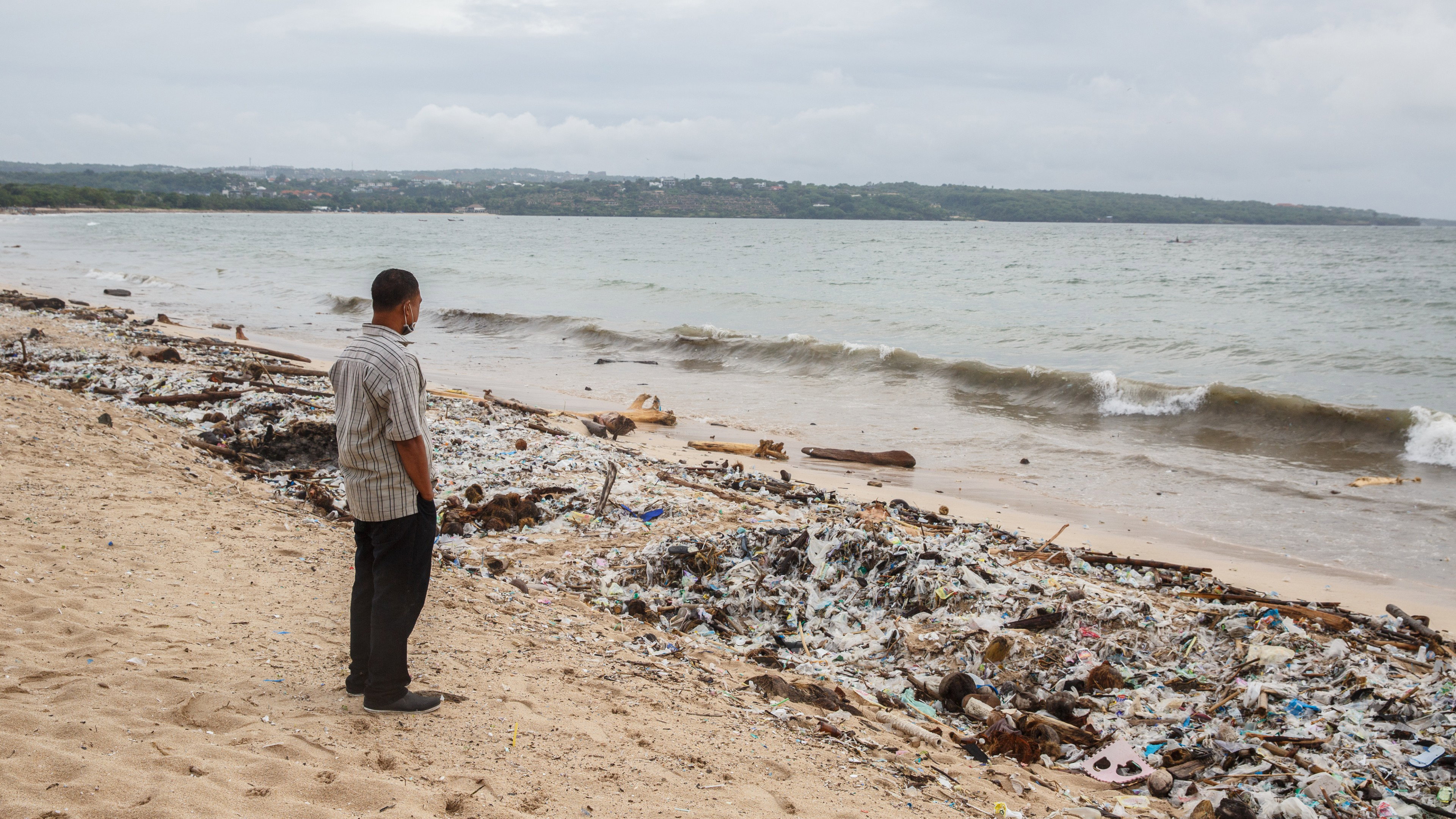 Plastikowe śmieci są regularnie wyrzucane na plaże na całym świecie. Tu Kedonganan na Bali w Indonezji (fot. Putu Sayoga / Bloomberg via Getty Images)