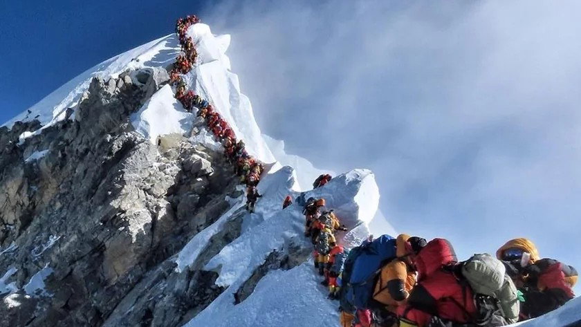 Korek na Mount Everest uchwycony przez Nirmala Purję w 2019 roku (fot. Facebook/Project Possible)