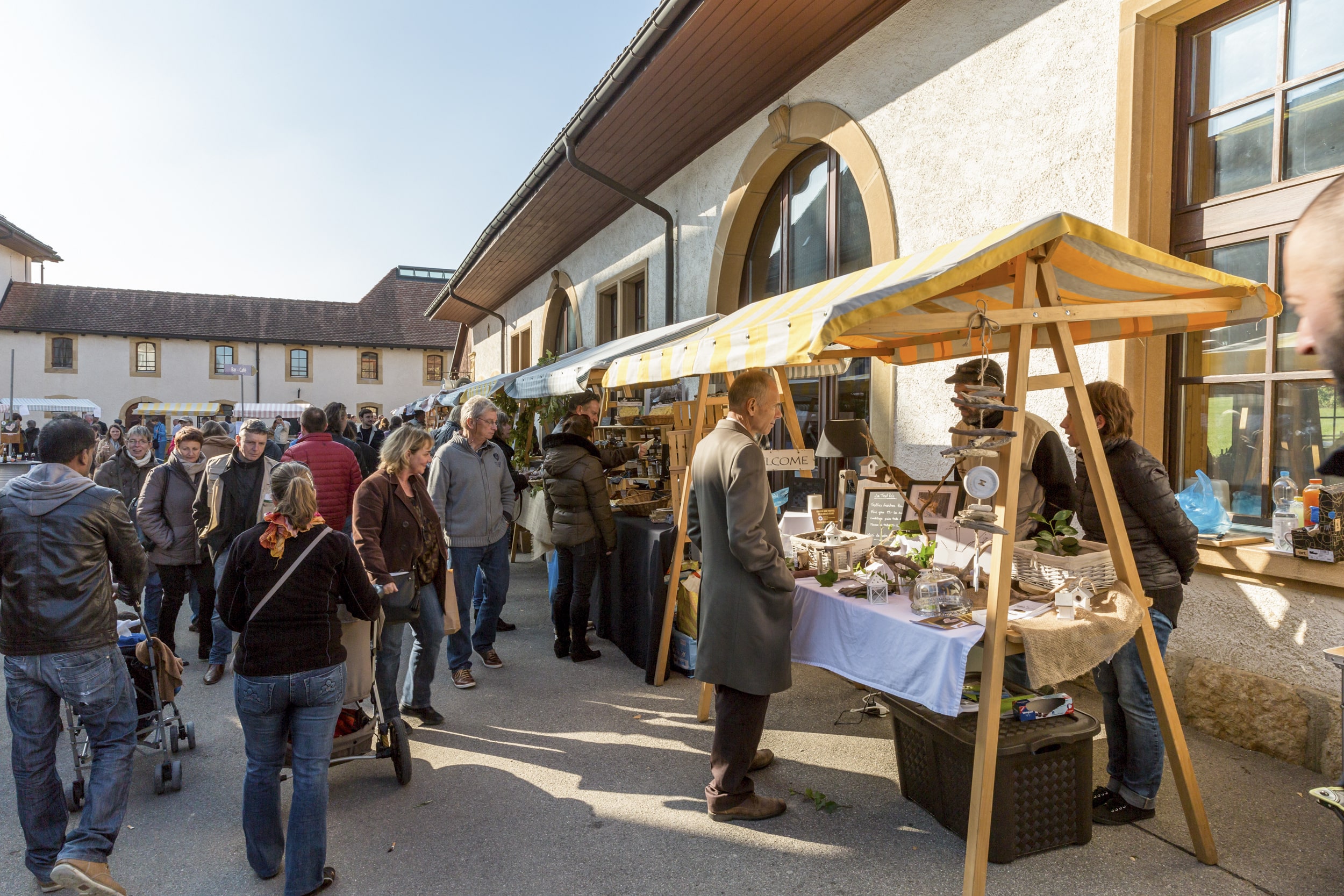 Lokalna kuchnia szwajcarska na targu Trueffelfest w Bonvillars