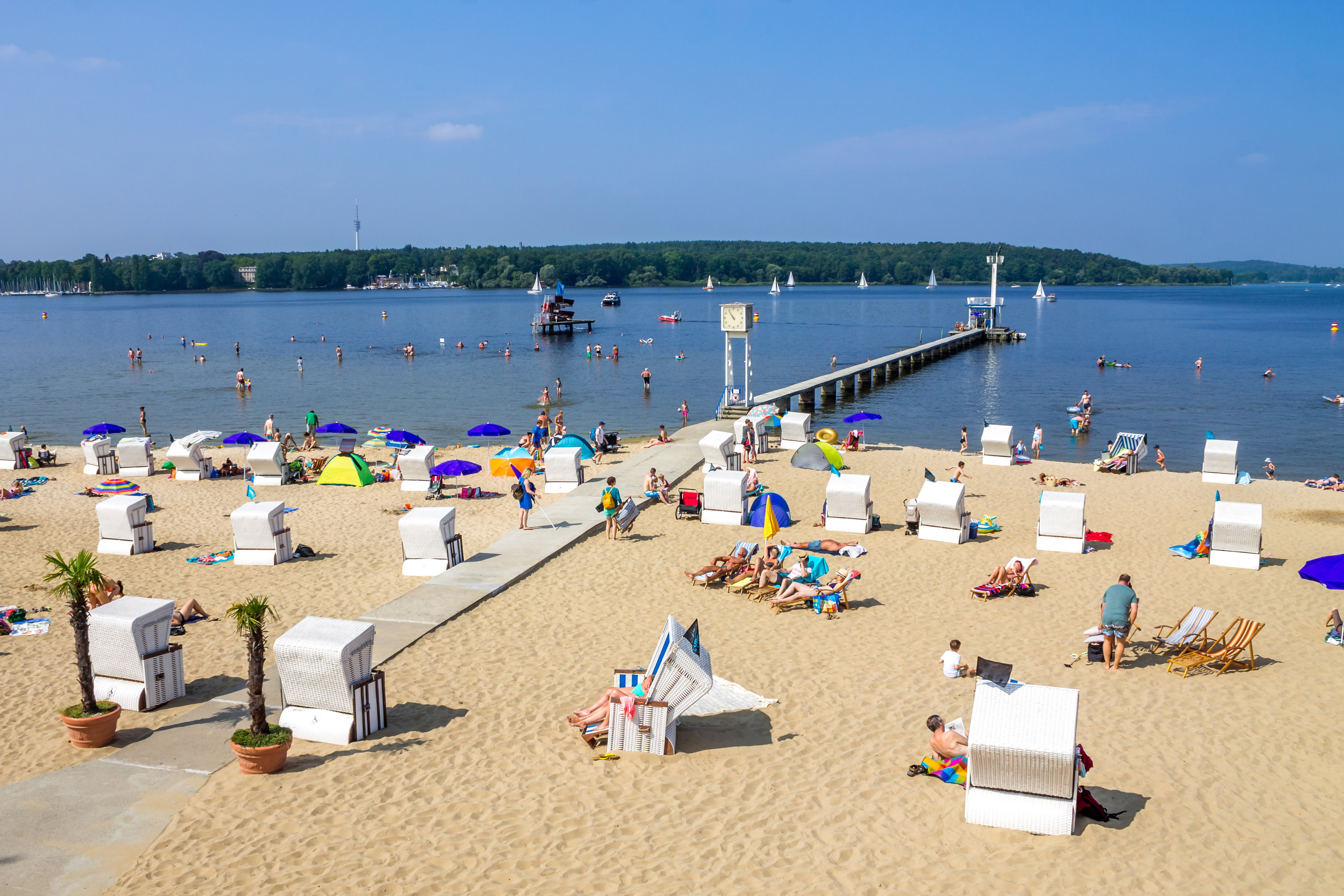 Ludzie na plaży w Berlinie