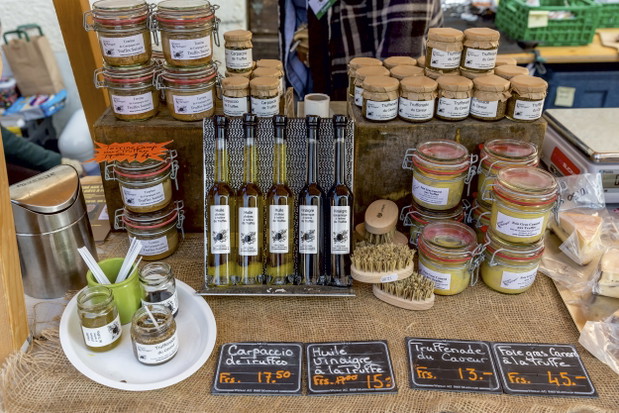 Lokalne produkty szwajcarskie na targu Trueffelfest w Bonvillars