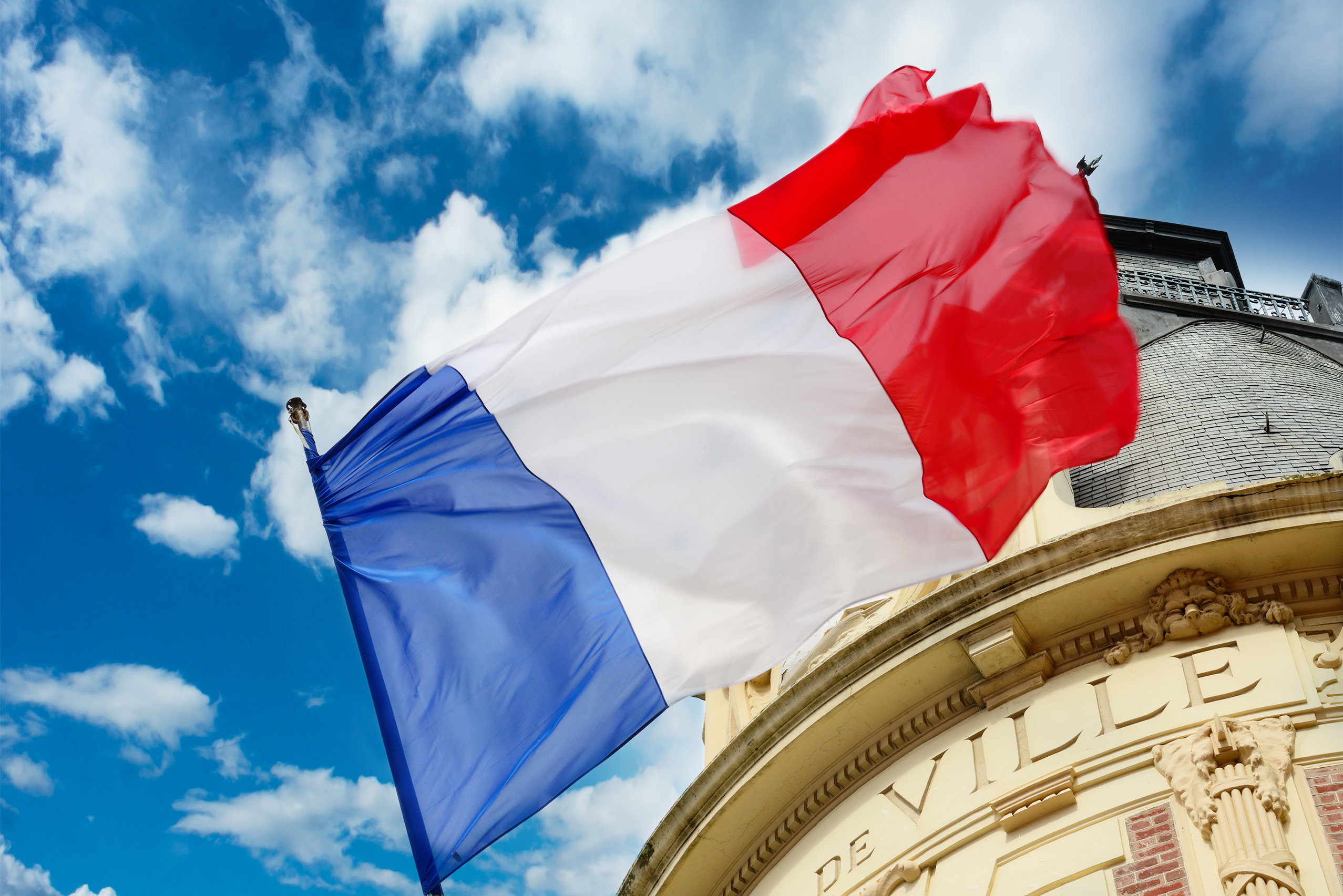 Flaga Francji już tak nie wygląda. Emmaneul Macron wprowadził zmiany