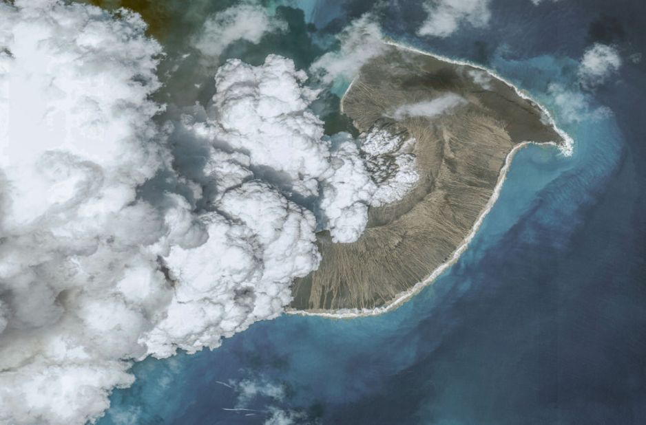 Dlaczego erupcja wulkanu Tonga była tak gwałtowna? Czego mamy spodziewać się w przyszłości? (fot. Maxar via Getty Images)