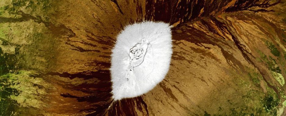 Zbliżenie pokrywy śnieżnej na Mauna Loa (Fot: Joshua Stevens / NASA Earth Observatory)