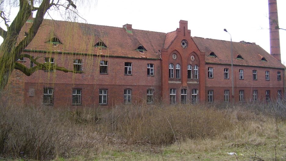 Nawiedzone miejsca w Polsce. Na zdjęciu opuszczony szpital psychiatryczny w Owińskach, stan na rok 2008 (fot. Wikimedia/Rzuwig/CC BY 3.0)
