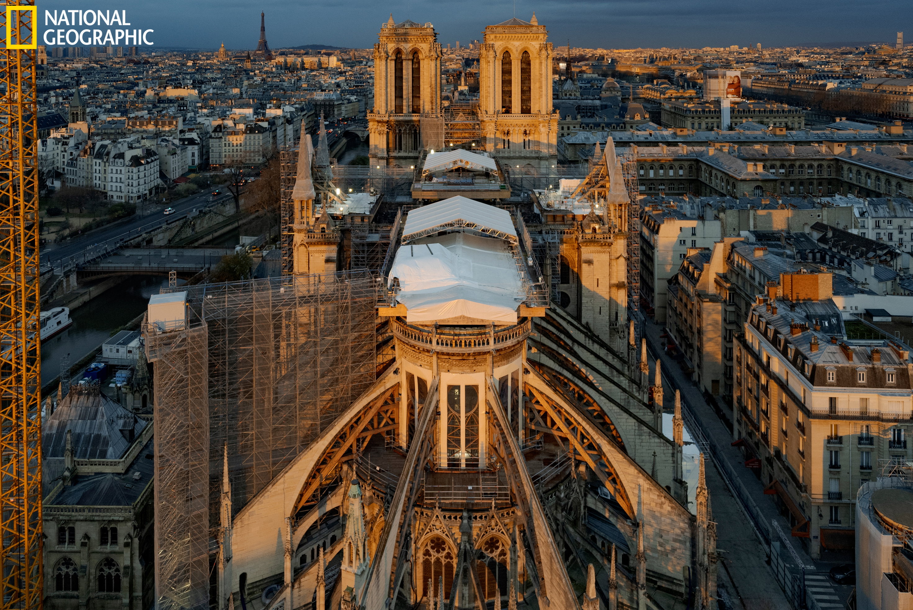 Jak lata się dronem wokół Notre Dame?